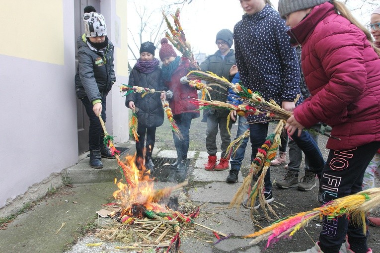 Palenie palm na Środę Popielcową