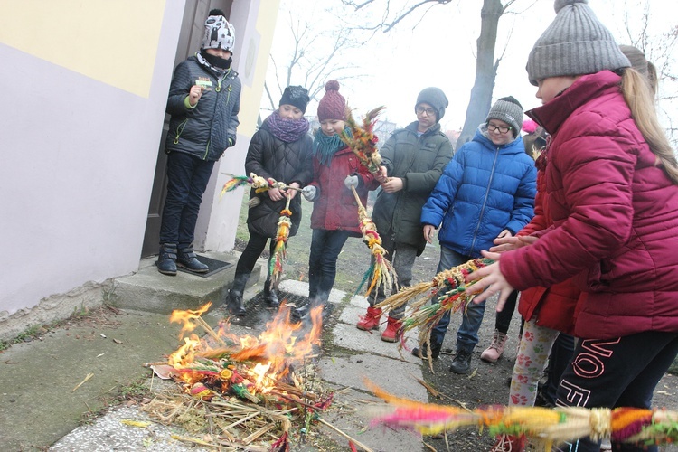 Palenie palm na Środę Popielcową