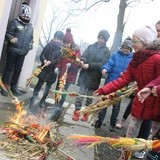 Palenie palm na Środę Popielcową