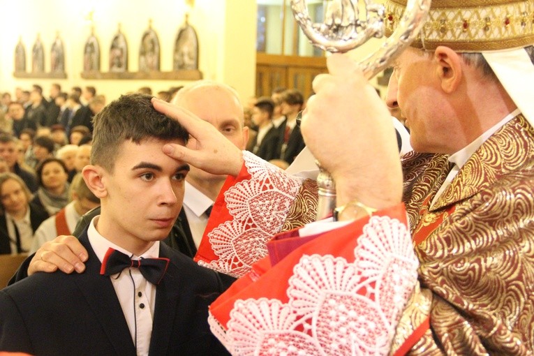 Bierzmowanie w parafii Krzyża św. w Dębicy