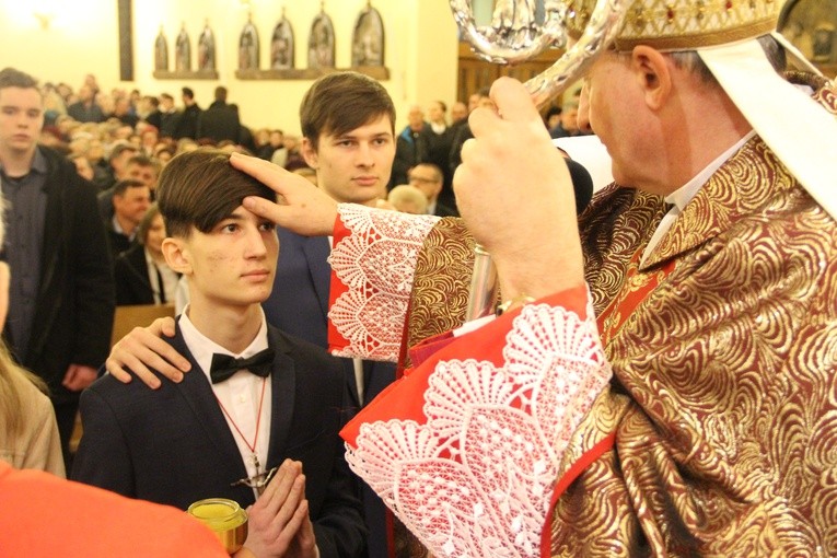 Bierzmowanie w parafii Krzyża św. w Dębicy