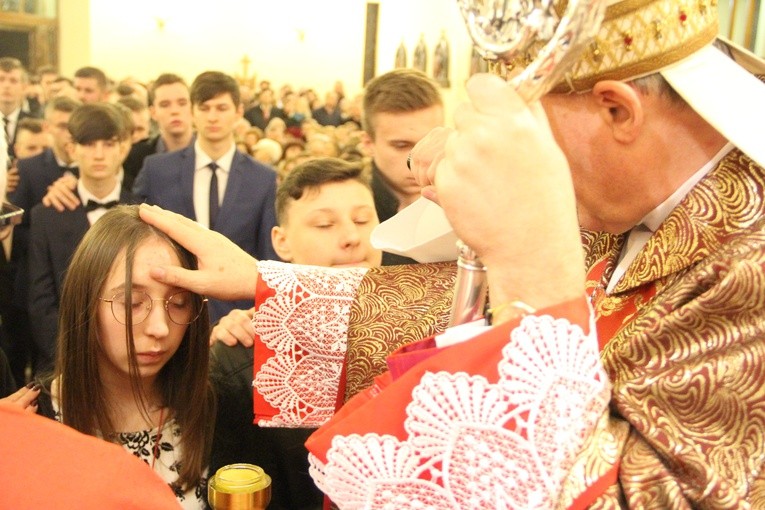 Bierzmowanie w parafii Krzyża św. w Dębicy