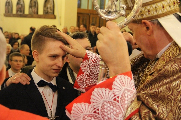 Bierzmowanie w parafii Krzyża św. w Dębicy