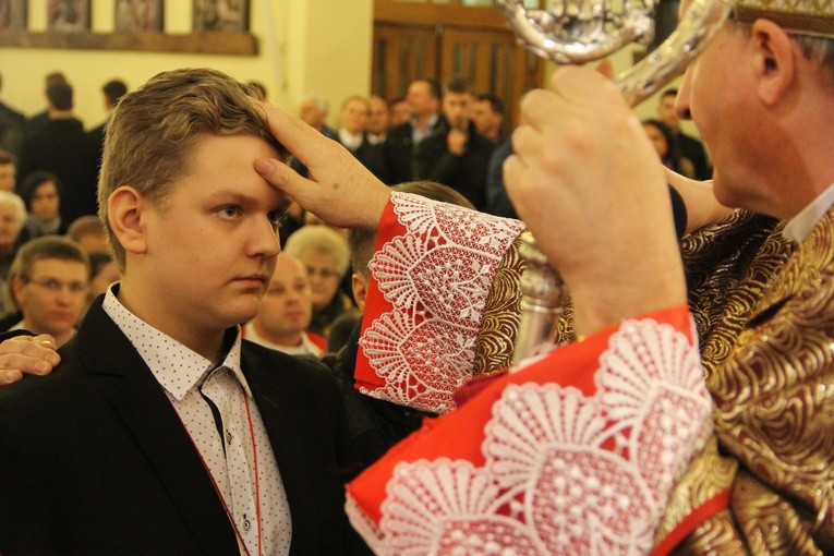 Bierzmowanie w parafii Krzyża św. w Dębicy