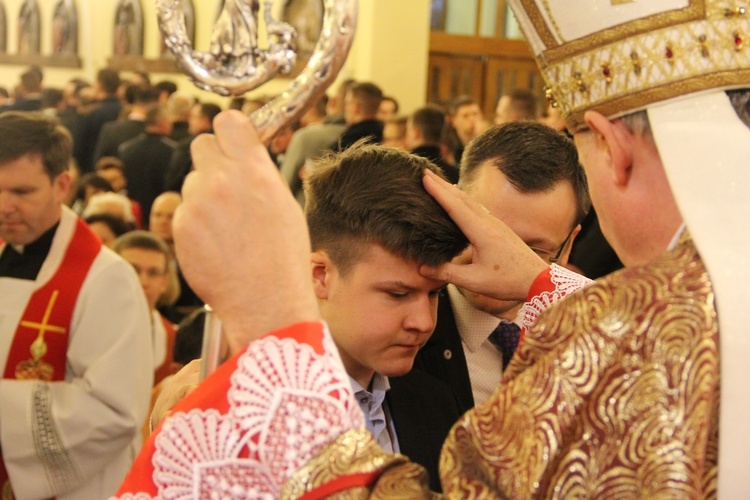 Bierzmowanie w parafii Krzyża św. w Dębicy