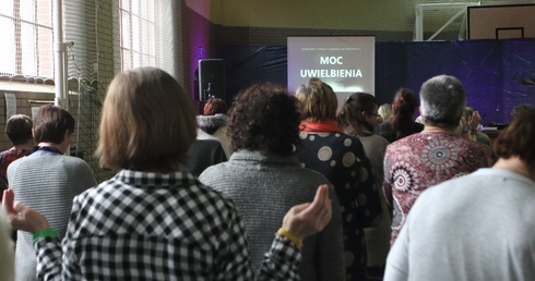 Konferencja o modlitwie uwielbienia