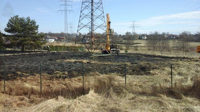 Mysłowice: pożar traw i spalony podnośnik Pogotowia Energetycznego