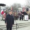 Podczas uroczystości pod pomnikiem przemawiał Wojciech Skurkiewicz.