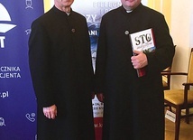 Nagrodzeni ks. Mirosław Bandos (z lewej) i ks. Mirosław Kszczot.