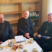 Opoczyńscy kanonicy gremialni z ks. Edwardem Poniewierskim, kanclerzem kurii biskupiej (trzeci z lewej), i bp. Piotrem Turzyńskim (drugi z prawej).