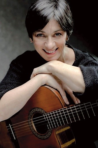 ►	Artystka nazywana jest diwą muzyki żydowskiej.