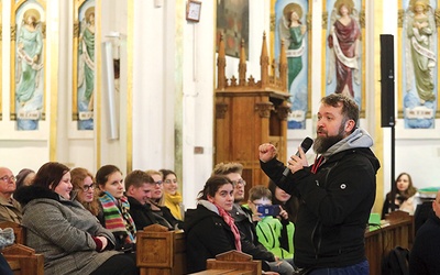 Witek Wilk podczas spotkania z młodzieżą w Oświęcimiu.