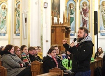 Witek Wilk podczas spotkania z młodzieżą w Oświęcimiu.