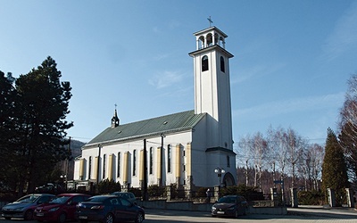 Kościół wybudowany w latach 50. XX w. wysiłkiem całych rodzin.