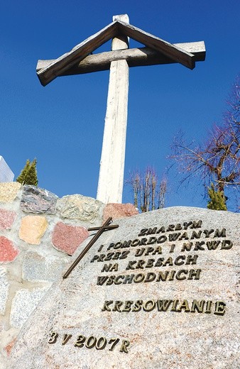 Krzyż upamiętniający ludobójstwo na Kresach stoi na prabuckim cmentarzu.