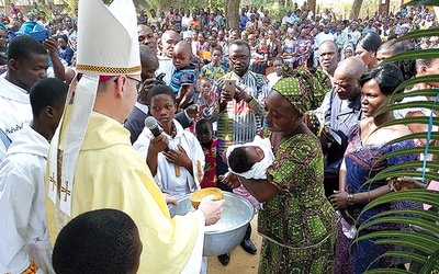 ▲	Podczas Mszy św. w parafii w Ayengré odbył się chrzest 20 dzieci.