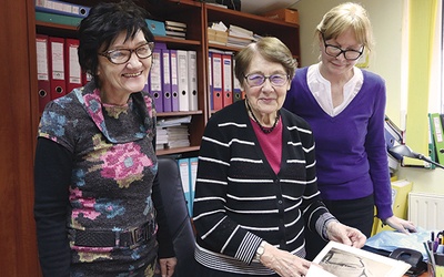 ▲	Prezes Anna Kozera (w środku) ze współpracowniczkami Marią Grabowską (z lewej) i Ewą Lasotą.