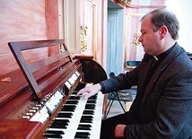 ►	Ks. B. Grzebień – wykładowca muzyki w paradyskim seminarium.