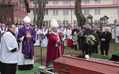 Ciało zmarłego kapłana złożono w znajdującym się na kościelnym placu grobie.