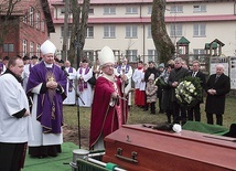 Ciało zmarłego kapłana złożono w znajdującym się na kościelnym placu grobie.