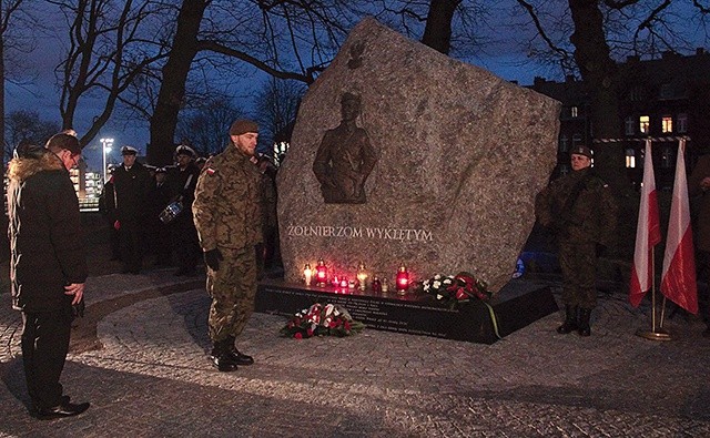 Uczestnicy złożyli kwiaty przed monumentem.