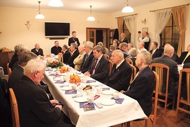 Coroczne spotkanie opłatkowe w katedrze oliwskiej to jeden z elementów formacji. Na zdjęciu bp Zbigniew Zieliński i ks. kan. Zdzisław Róż wśród braci.