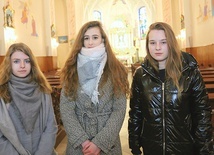 Od lewej: Agnieszka Grys, Weronika Korzeniowska i Angelika Hołda, które poprowadziły modlitwę w parafii.