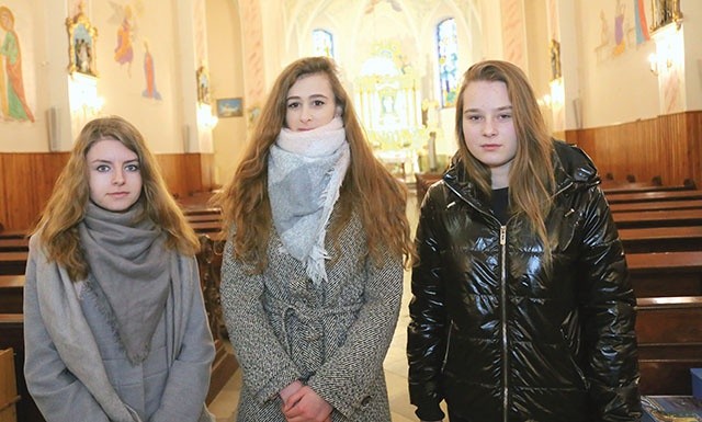 Od lewej: Agnieszka Grys, Weronika Korzeniowska i Angelika Hołda, które poprowadziły modlitwę w parafii.