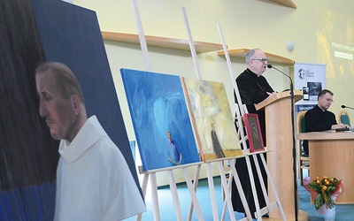 ▲	Prelekcjom i dyskusji towarzyszyła wystawa czterech obrazów Marty Makarczuk zatytułowanych: „Złoty”, „Niebieski”, „Łzy” i „Kwadrat łez”.