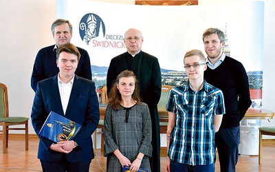 ▲	Pamiątkowe zdjęcie z katechetami prowadzącymi uczniów  i ks. Markiem Korgulem, dyrektorem Wydziału Katechetycznego.