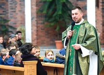 ▲	Ks. Paweł Antosiak w czasie głoszenia homilii w świdnickiej parafii.