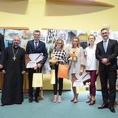 ▲	Laureaci z 2018 roku w towarzystwie m.in. członków Kapituły.