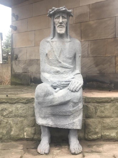 Panewniki: oczyszczenie sprofanowanych kaplic i figur na kalwarii