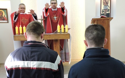Bp Wojciech Osial udzielił sakramentu bierzmowania dwóm osadzonym