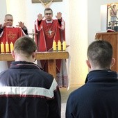 Bp Wojciech Osial udzielił sakramentu bierzmowania dwóm osadzonym