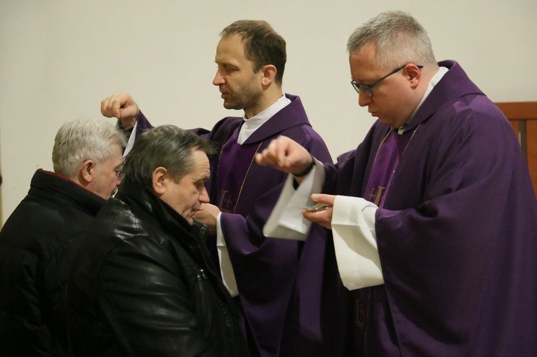 Środa Popielcowa w parafii św. Stanisława w Lubinie