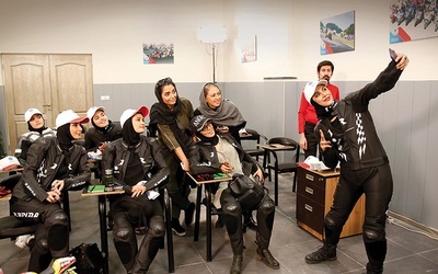 Spotkanie klubu motocyklistek w Teheranie w październiku 2018 r. Sytuacja kobiet w Iranie nie jest tak opresyjna, jak często się to przedstawia.
