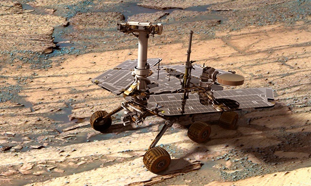 Opportunity na dnie krateru Endurance. Ilustracja wykorzystuje zdjęcie modelu łazika i fotografię krateru przesłaną przez Opportunity 9 czerwca 2004 r.