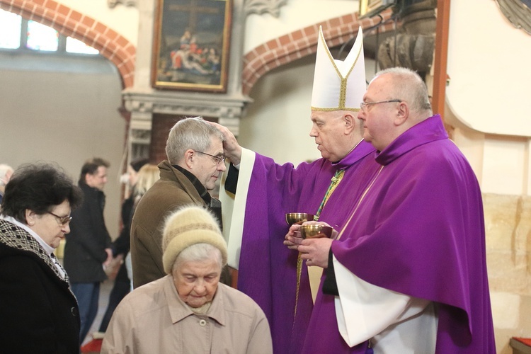 Popsypanie głów popiołem w Katedrze Legnickiej