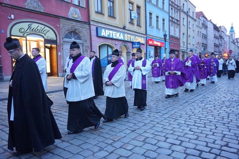 Wielki post rozpoczął się w Świdnicy od procesji pokutnej