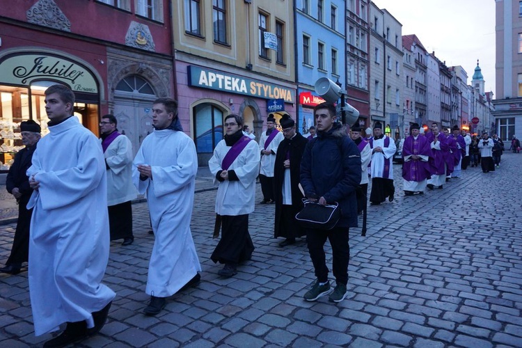 Wielki post rozpoczął się w Świdnicy od procesji pokutnej