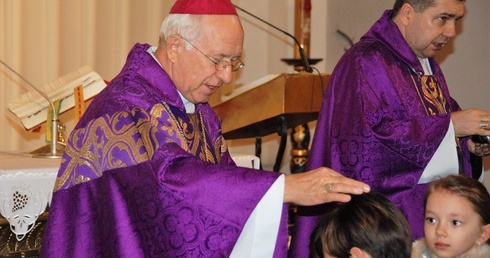 Biskupi i kapłani na znak pokuty posypywali wiernym głowy popiołem
