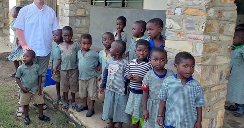 Bp Ostrowski: W Togo parafie są żywe wiarą
