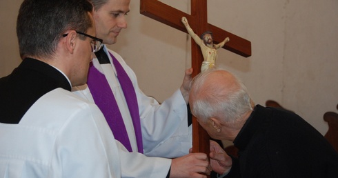 Nabożeństwo Drogi Krzyżowej zakończyła adoracja krzyża
