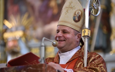 Bp Leszkiewicz głosi homilię