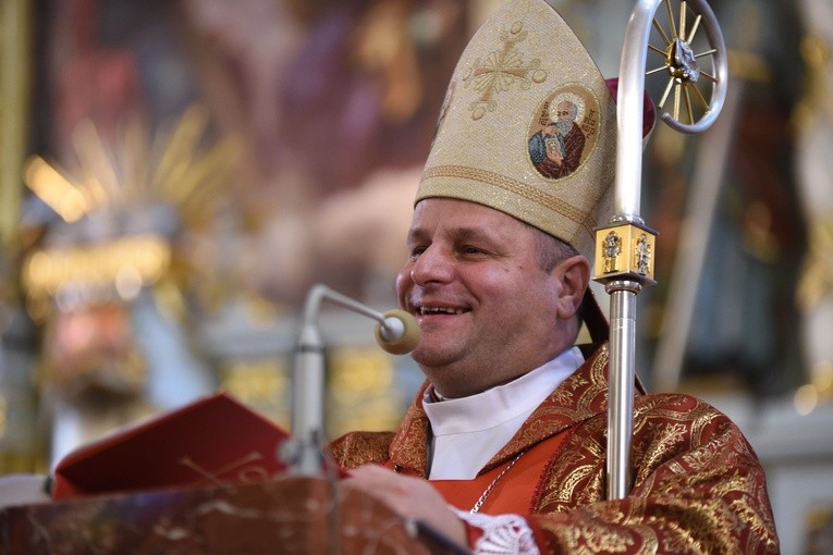 Bp Leszkiewicz głosi homilię