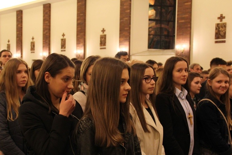 Młodzież bierzmowana solidarna z prześladowanymi chrześcijanami