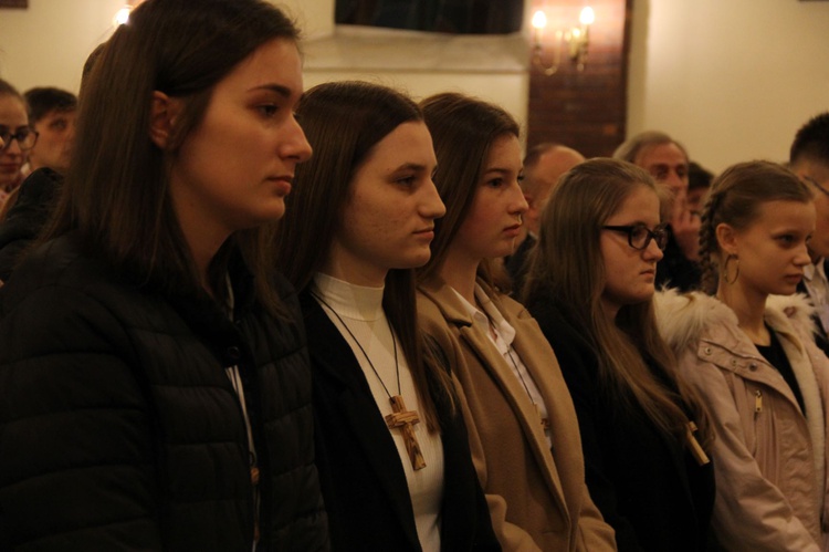 Młodzież bierzmowana solidarna z prześladowanymi chrześcijanami