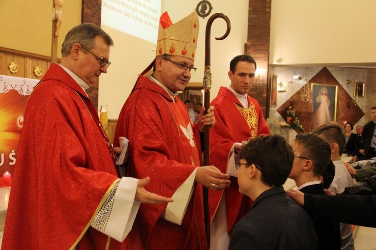 Młodzież bierzmowana solidarna z prześladowanymi chrześcijanami