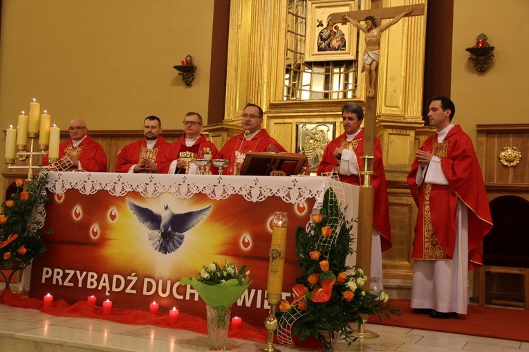 Młodzież bierzmowana solidarna z prześladowanymi chrześcijanami